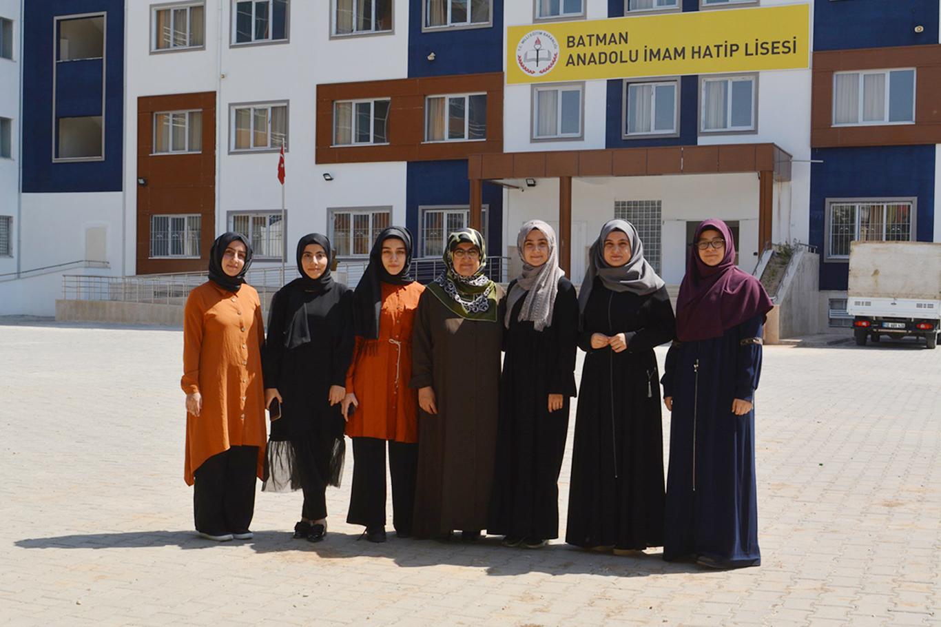  YKS'de başarı gösteren imam hatipler takdir topladı  